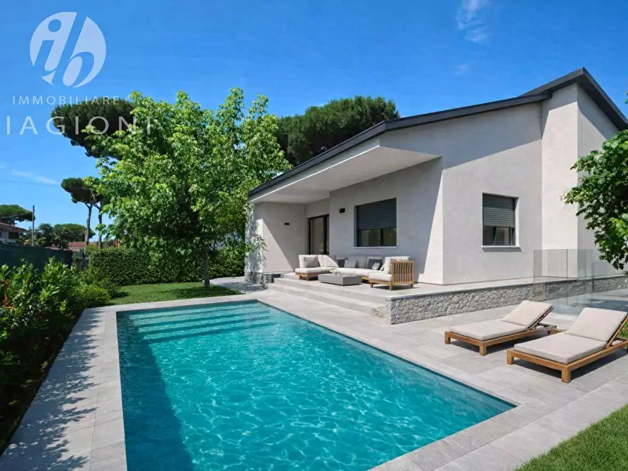 Immagine 1 di Villa in vendita  a Pietrasanta