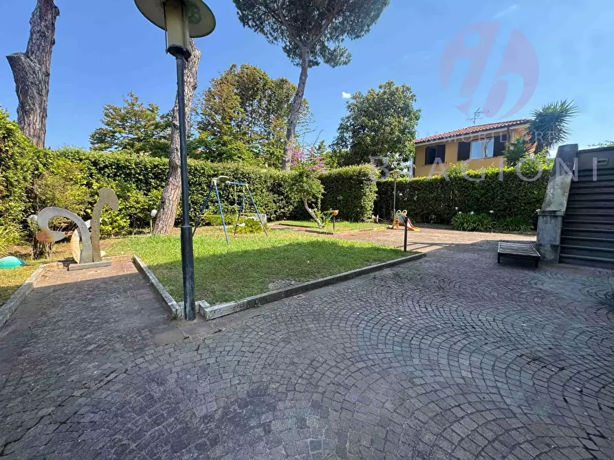 Immagine 7 di Villa in vendita  a Camaiore