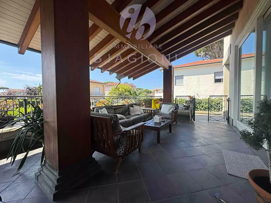 Immagine 6 di Villa in vendita  a Camaiore