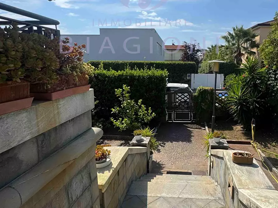 Immagine 8 di Villa in vendita  a Camaiore