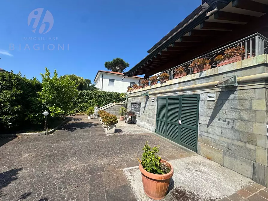 Immagine 2 di Villa in vendita  a Camaiore