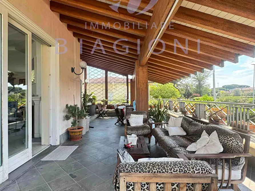 Immagine 5 di Villa in vendita  a Camaiore