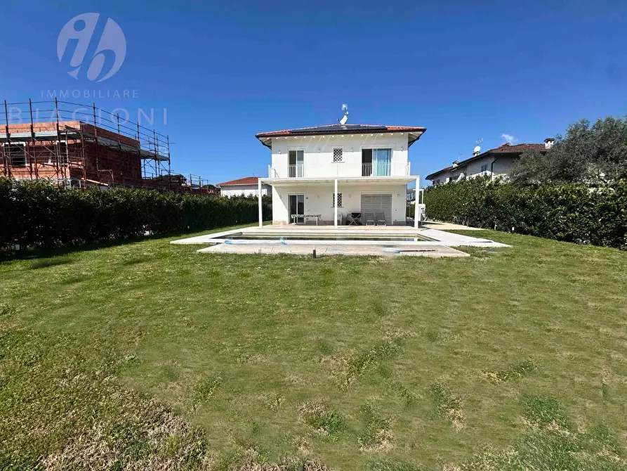 Immagine 1 di Villa in vendita  a Pietrasanta