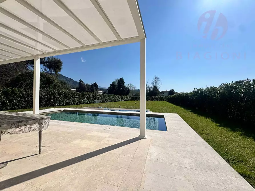 Immagine 2 di Villa in vendita  a Pietrasanta