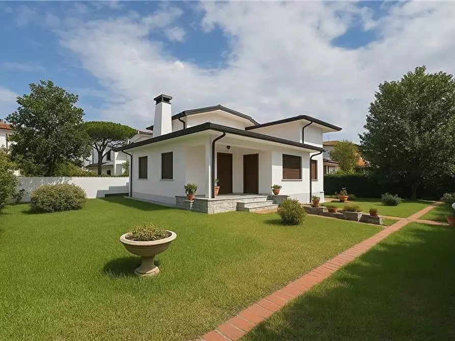 Immagine 2 di Villa in vendita  a Pietrasanta