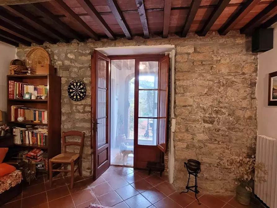 Immagine 29 di Rustico / casale in vendita  a Lucca