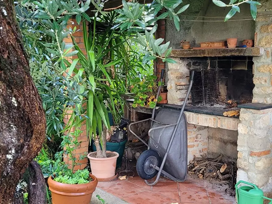Immagine 46 di Rustico / casale in vendita  a Lucca