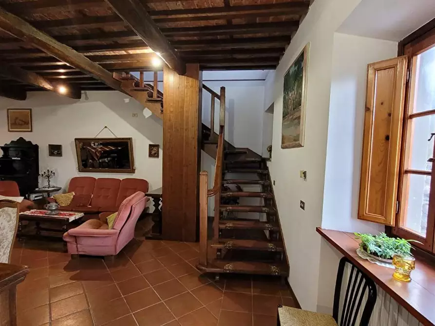 Immagine 5 di Rustico / casale in vendita  a Lucca