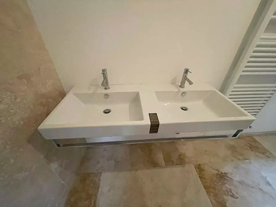 Immagine 12 di Mansarda in vendita  a Siena