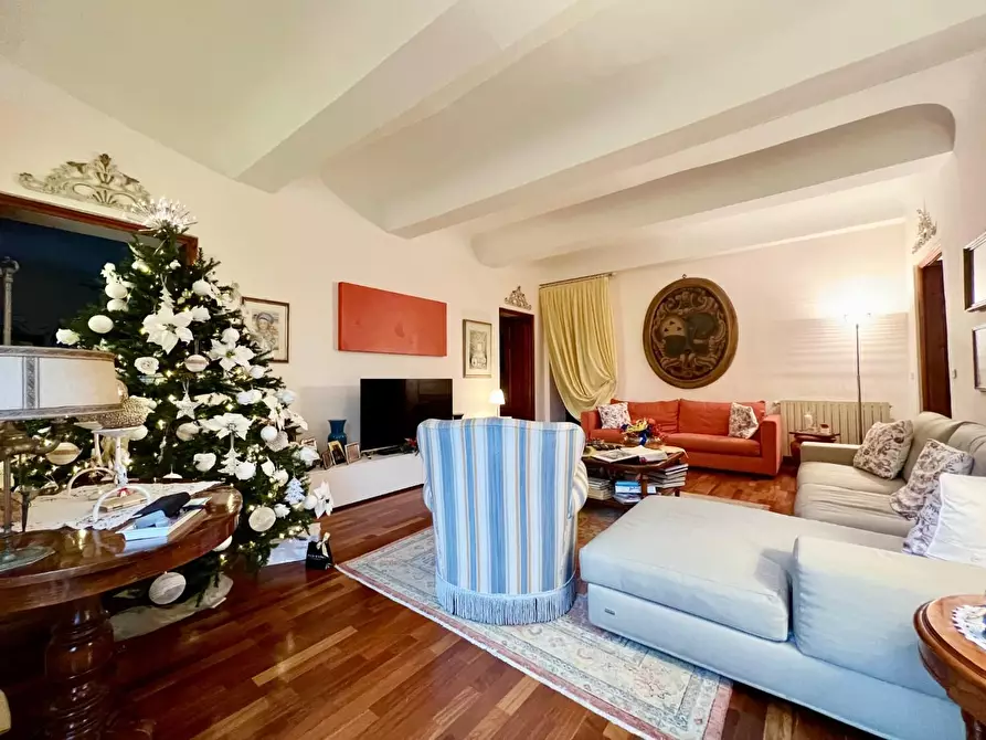 Immagine 4 di Villa in vendita  a Capannori