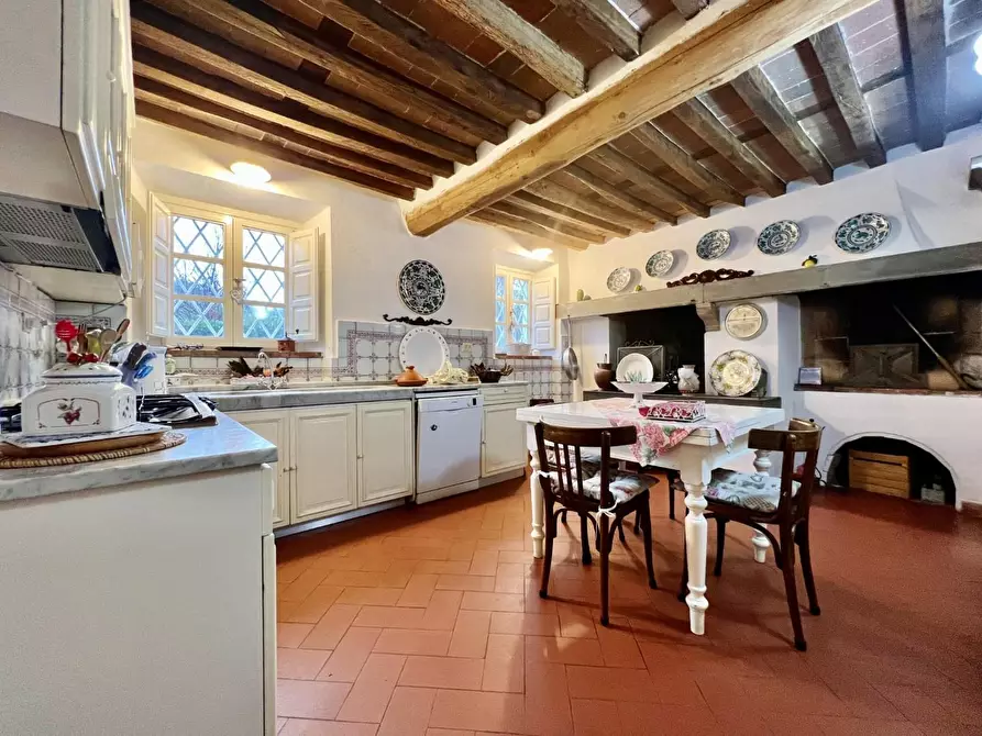 Immagine 41 di Villa in vendita  a Capannori