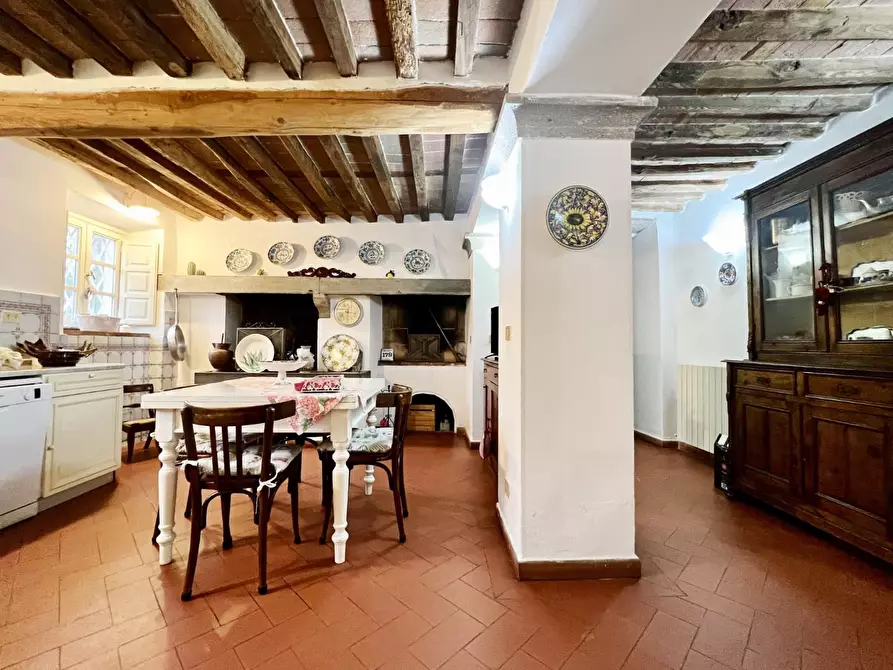 Immagine 45 di Villa in vendita  a Capannori