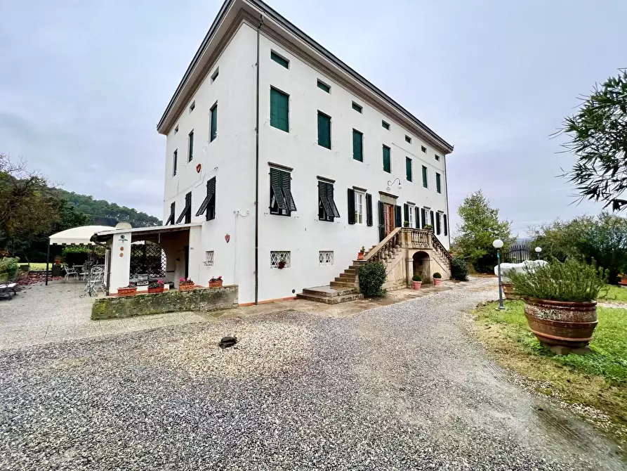 Immagine 1 di Villa in vendita  a Capannori