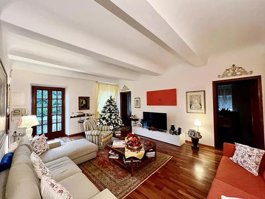 Immagine 8 di Villa in vendita  a Capannori