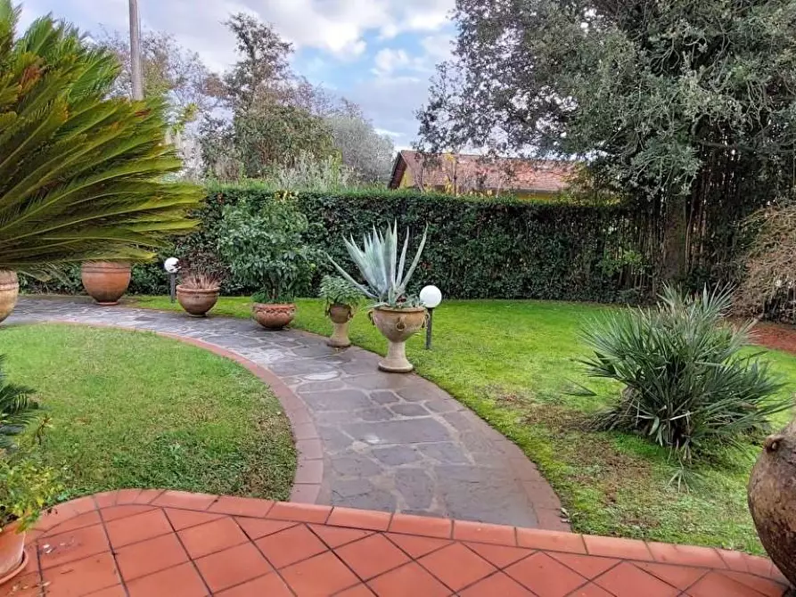 Immagine 15 di Villa in vendita  a Pietrasanta