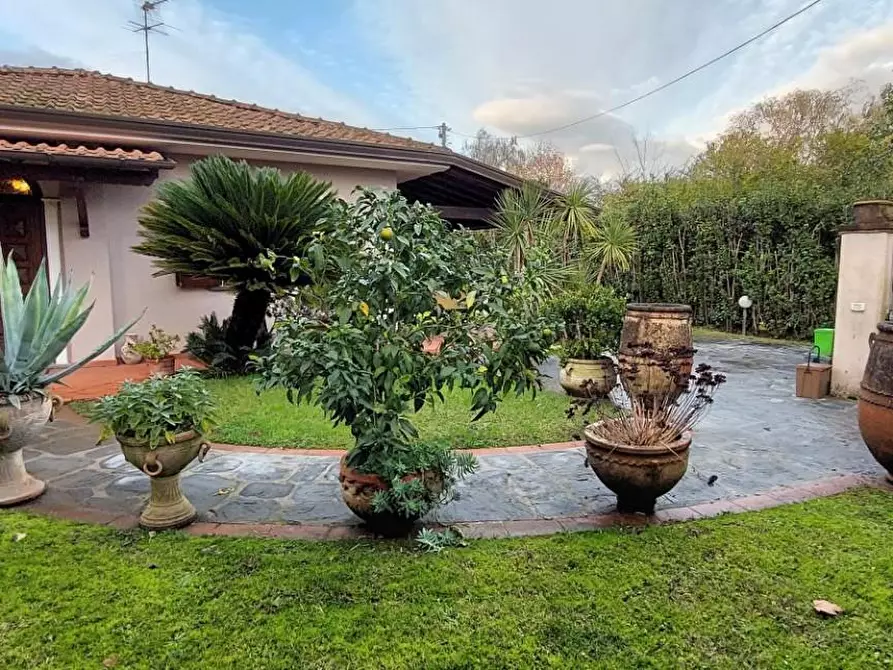 Immagine 13 di Villa in vendita  a Pietrasanta