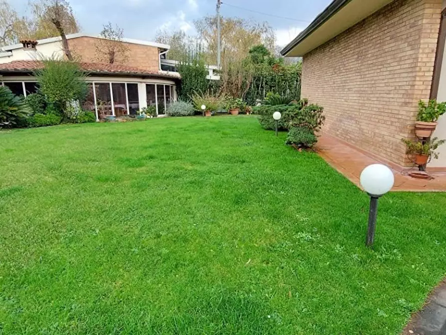 Immagine 3 di Villa in vendita  a Pietrasanta