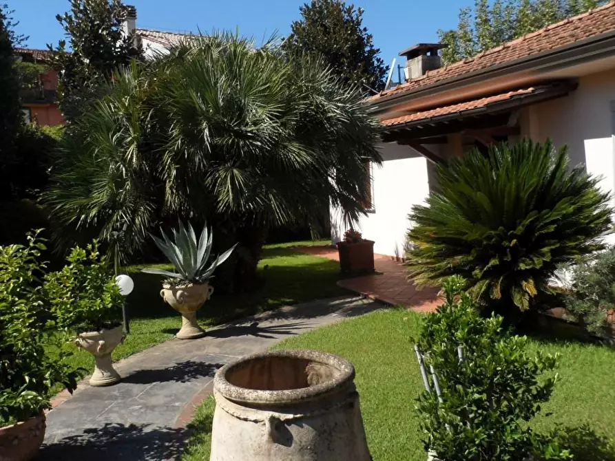 Immagine 17 di Villa in vendita  a Pietrasanta