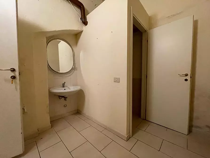 Immagine 5 di Negozio in vendita  a Pisa