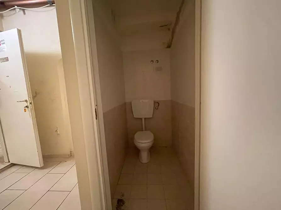 Immagine 6 di Negozio in vendita  a Pisa