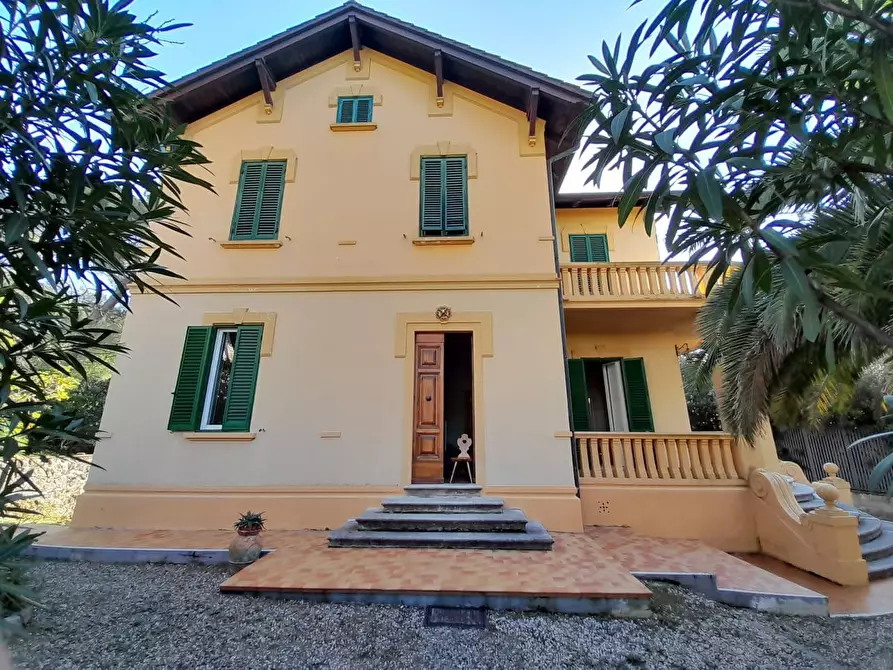 Immagine 2 di Villa in vendita  a Livorno