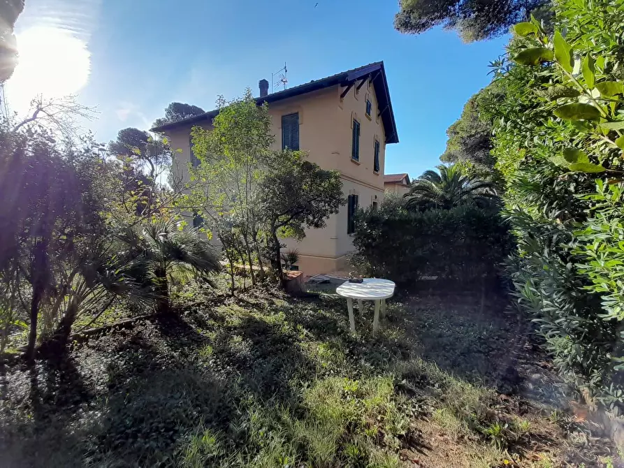 Immagine 6 di Villa in vendita  a Livorno