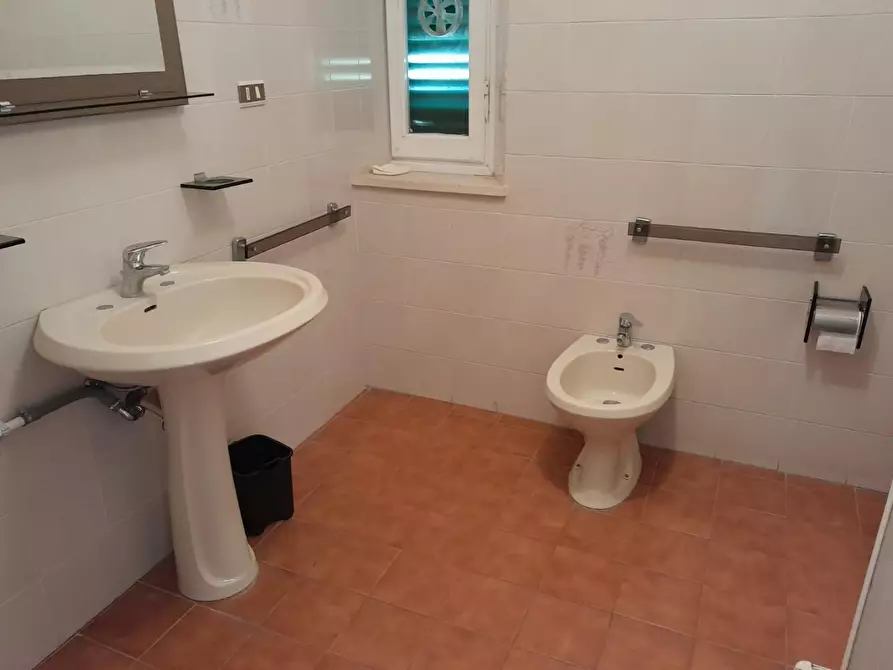 Immagine 18 di Villa in vendita  a Livorno