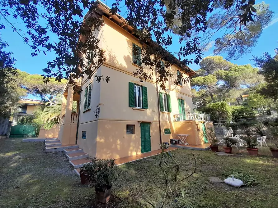 Immagine 3 di Villa in vendita  a Livorno