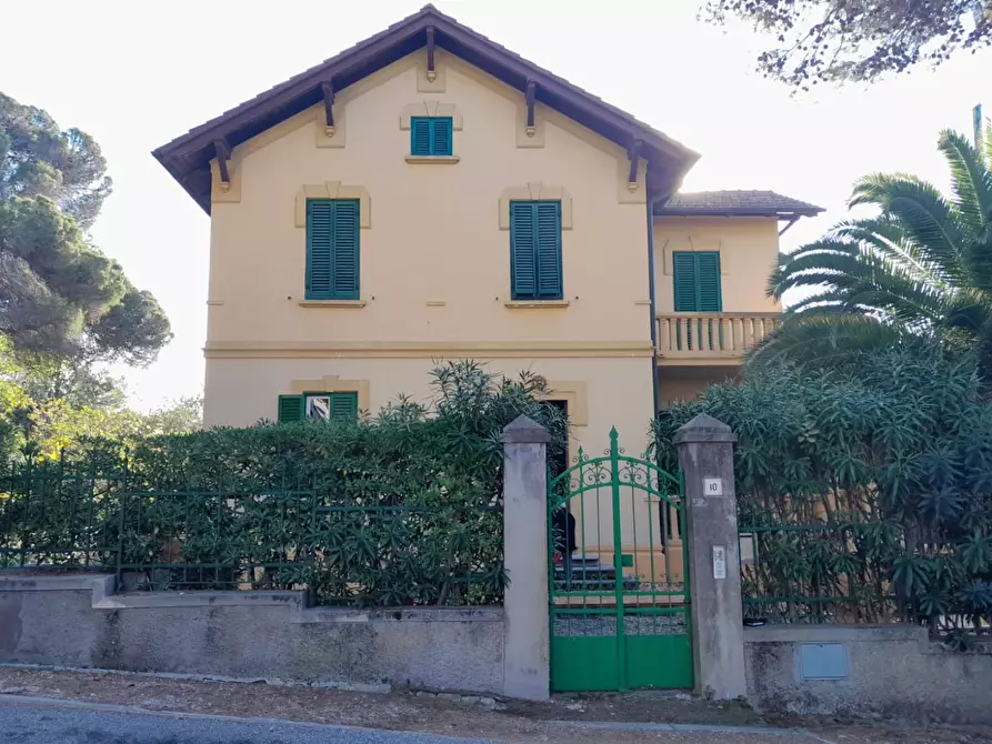 Immagine 5 di Villa in vendita  a Livorno