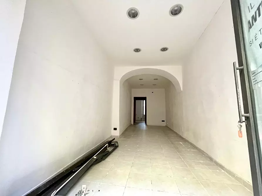 Immagine 6 di Locale commerciale in affitto  a Massa