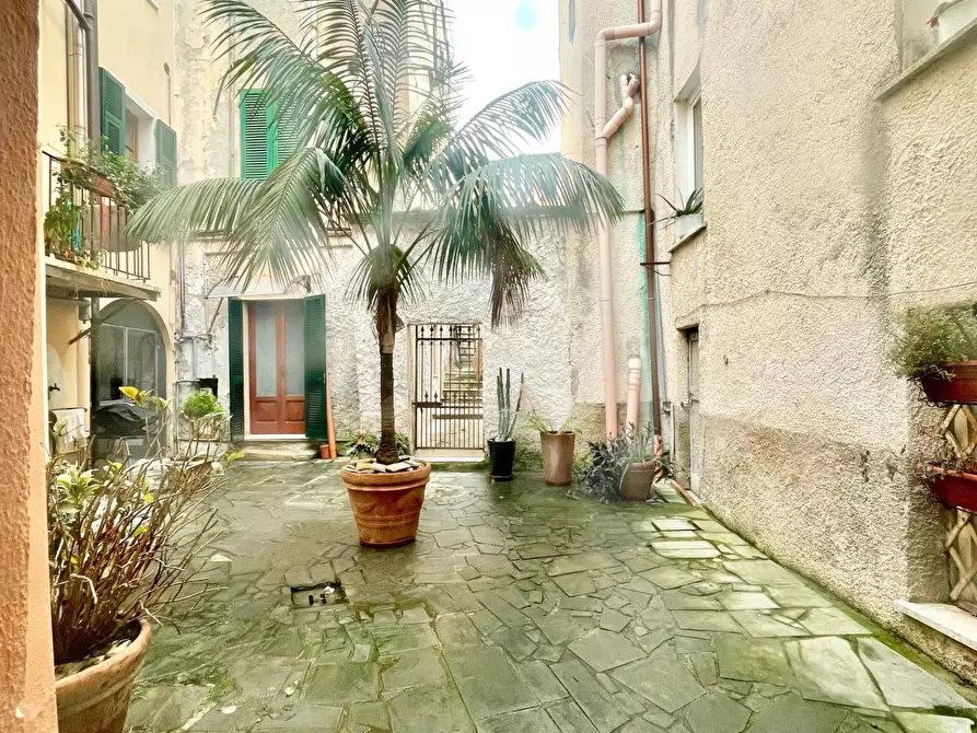 Immagine 4 di Locale commerciale in affitto  a Massa