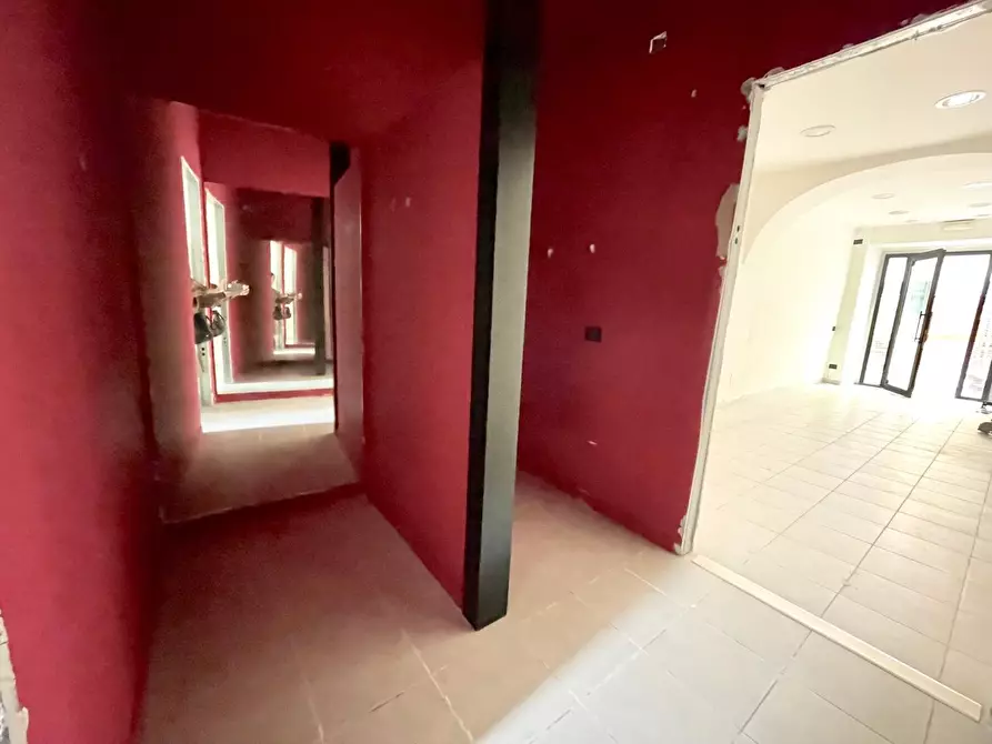 Immagine 8 di Locale commerciale in affitto  a Massa