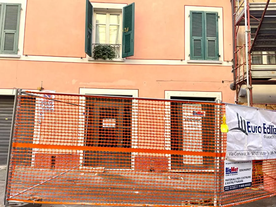 Immagine 10 di Locale commerciale in affitto  a Massa