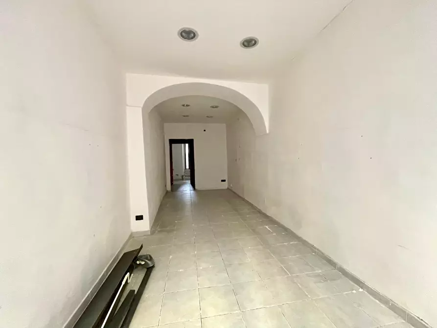 Immagine 3 di Locale commerciale in affitto  a Massa