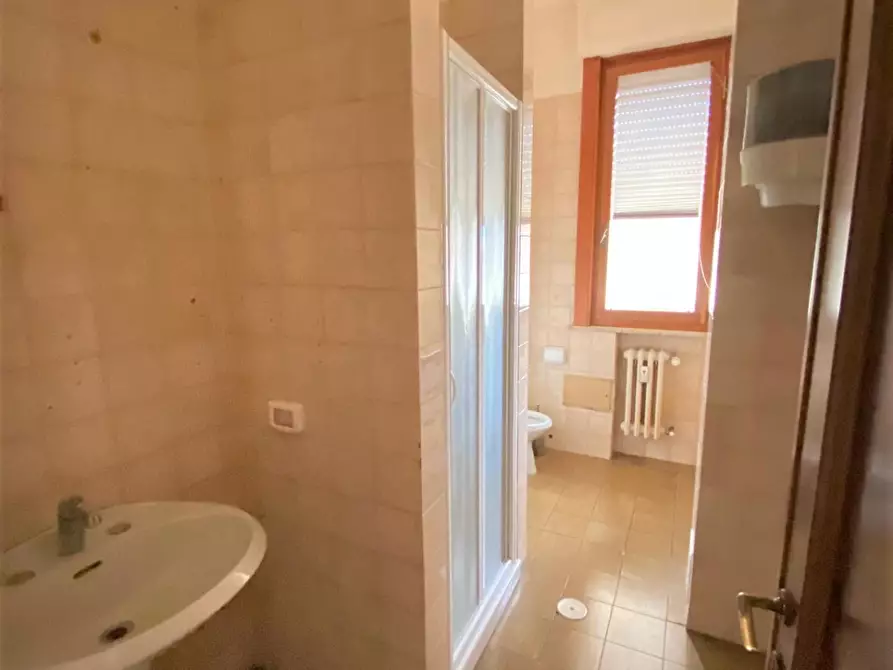 Immagine 10 di Appartamento in vendita  a Lucca