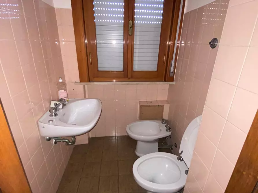 Immagine 13 di Appartamento in vendita  a Lucca