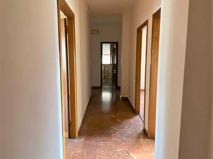 Immagine 11 di Appartamento in vendita  a Lucca