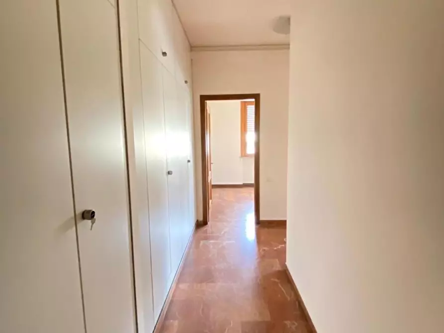 Immagine 9 di Appartamento in vendita  a Lucca