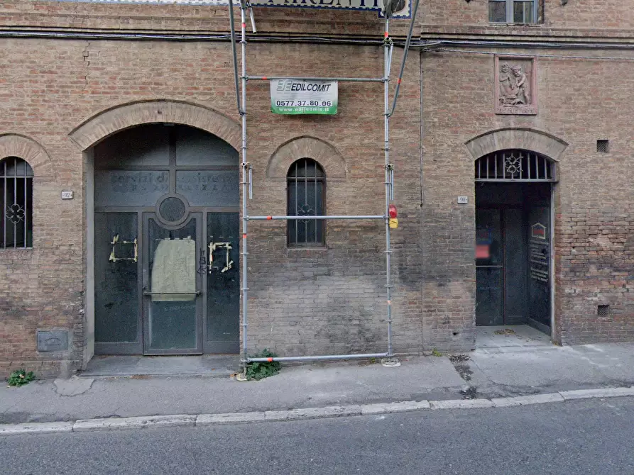 Immagine 1 di Locale commerciale in vendita  a Siena