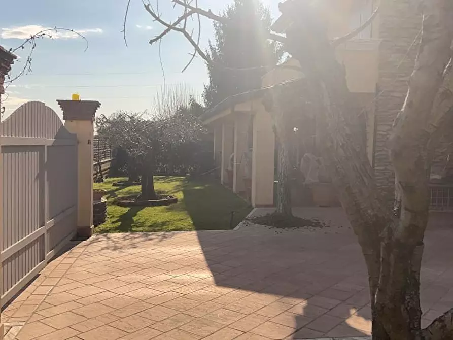 Immagine 2 di Villa in vendita  a Montignoso