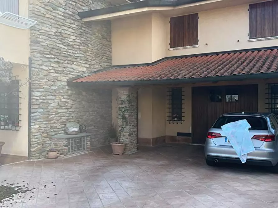 Immagine 3 di Villa in vendita  a Montignoso