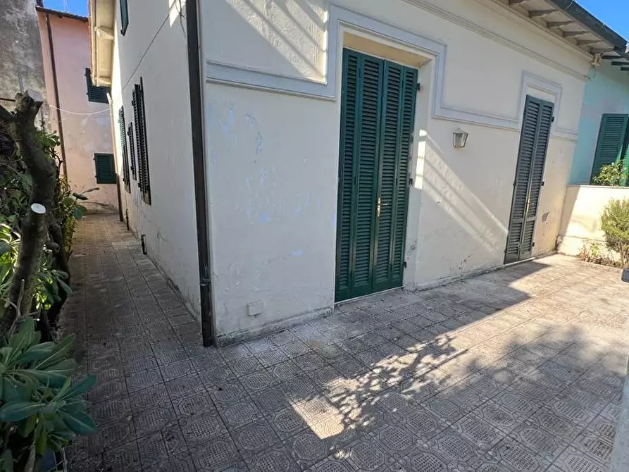 Immagine 1 di Villetta a schiera in vendita  a Camaiore