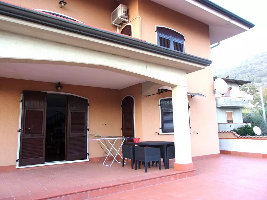 Immagine 2 di Villa in vendita  a Carrara