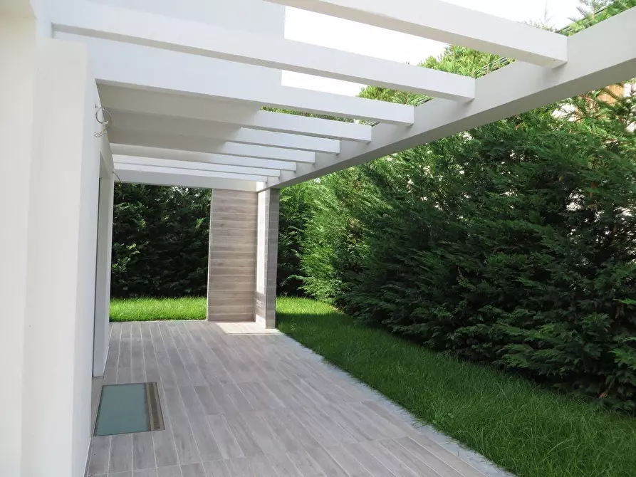 Immagine 4 di Villa in vendita  a Montignoso