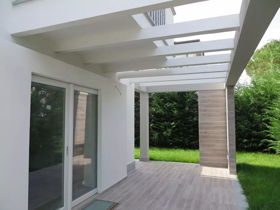 Immagine 3 di Villa in vendita  a Montignoso