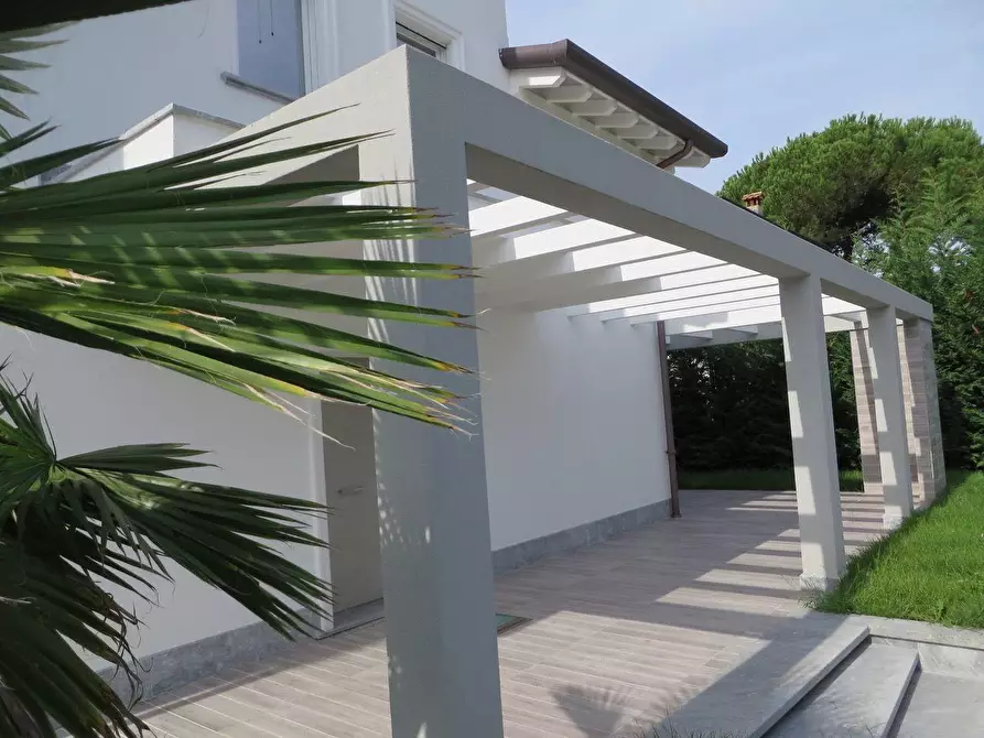 Immagine 2 di Villa in vendita  a Montignoso