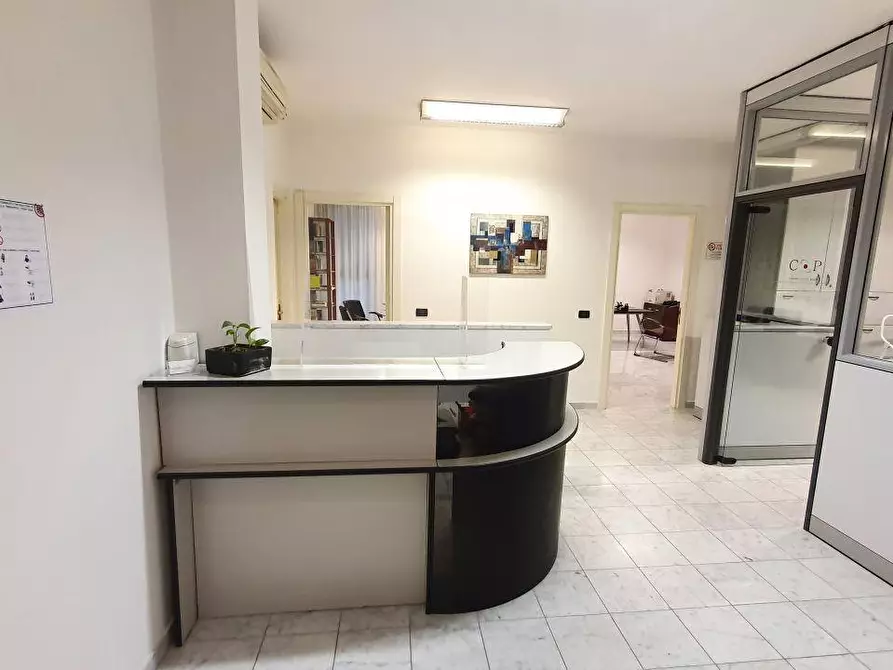 Immagine 10 di Locale commerciale in vendita  a Massa