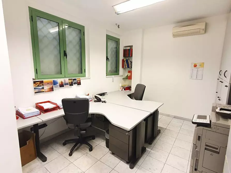 Immagine 4 di Locale commerciale in vendita  a Massa