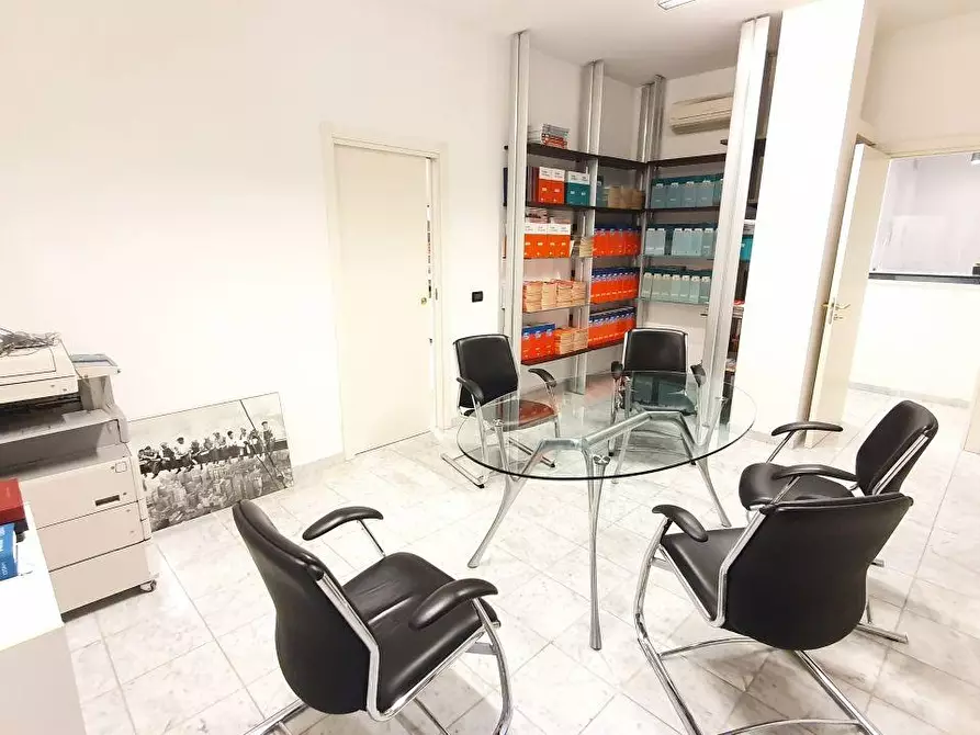 Immagine 12 di Locale commerciale in vendita  a Massa