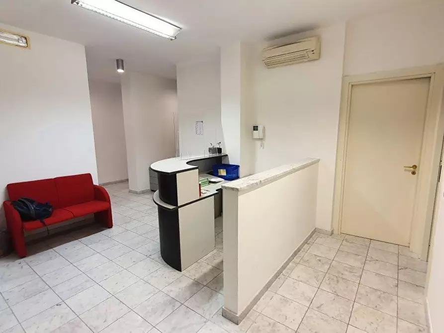 Immagine 6 di Locale commerciale in vendita  a Massa